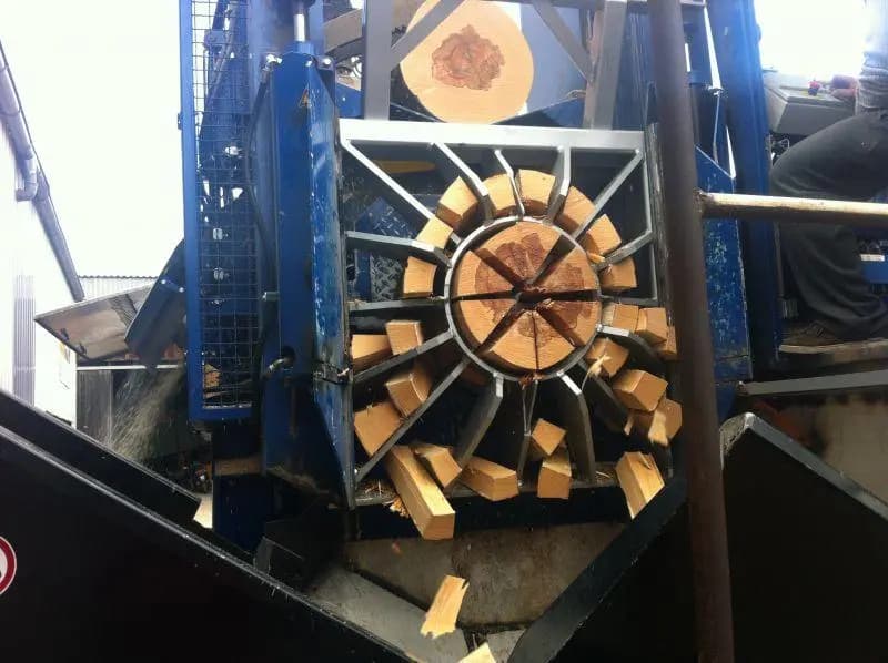 Frisch gespaltene Holzscheite