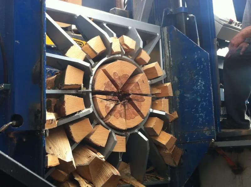 Fertige Holzscheite aus der Maschine
