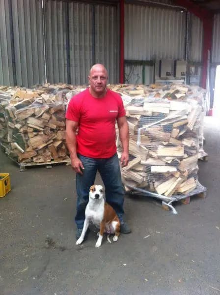 Inhaber Siggi Klingl mit Betriebshund Paula