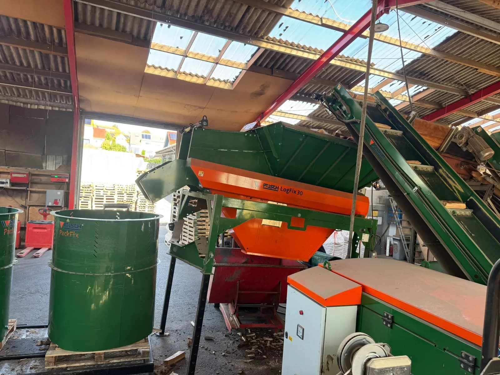 Posch-LogFix-Reinigungsanlage mit orangefarbenem Trichter und grünem Förderband