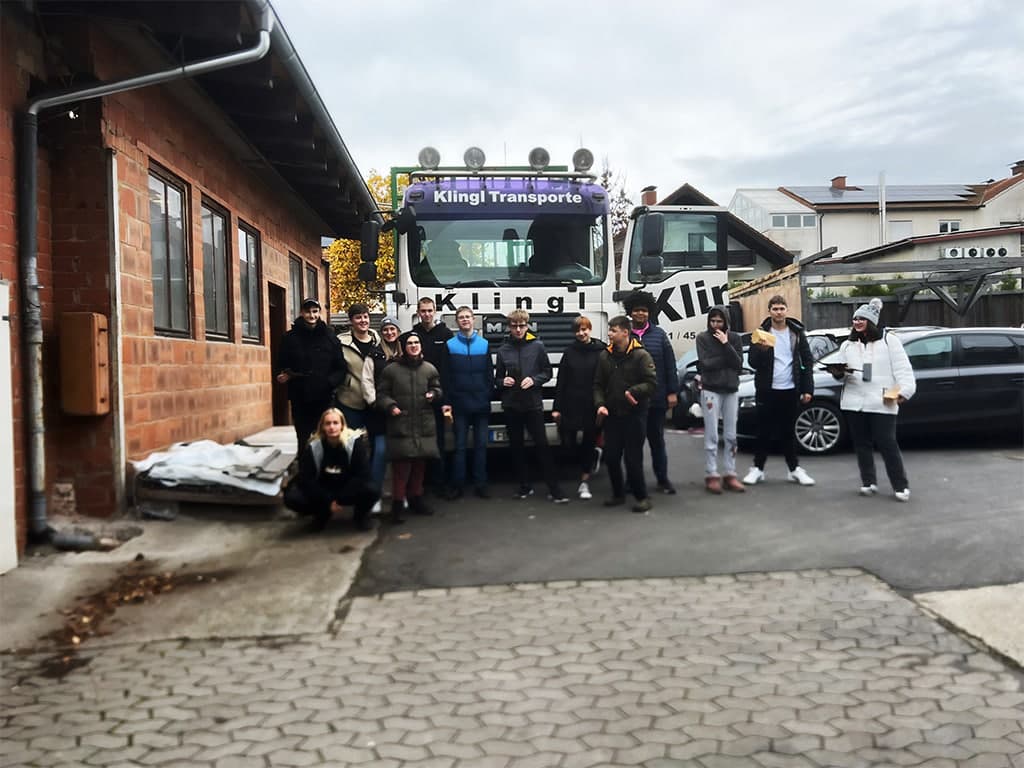 Zukunft Gestalten: Arbeitsschule Startbahn zu Besuch im Brennholzwerk Hünfeld